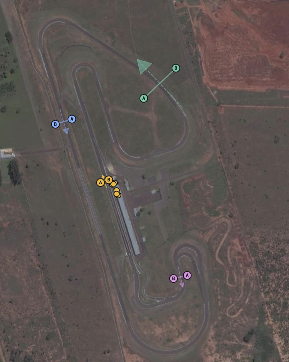 Autódromo com a linha de chegada e as linhas de setor